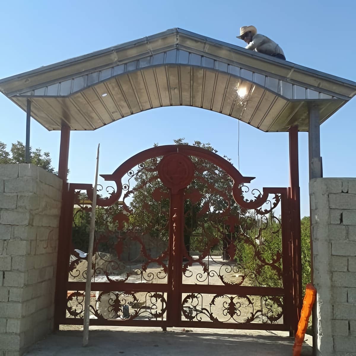 آردواز سردرب ورودی ساختمان با رنگ هماهنگ درب آردواز سردرب ورودی ساختمان با رنگ هماهنگ درب