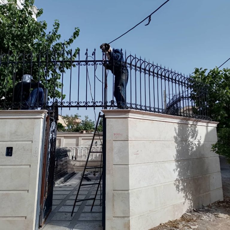 حفاظ سرنیزه ای با نوک های تیز منظم حفاظ سرنیزه ای دیوار؛ مدلی مقاوم، کلاسیک و بازدارنده برای امنیت بیشتر
