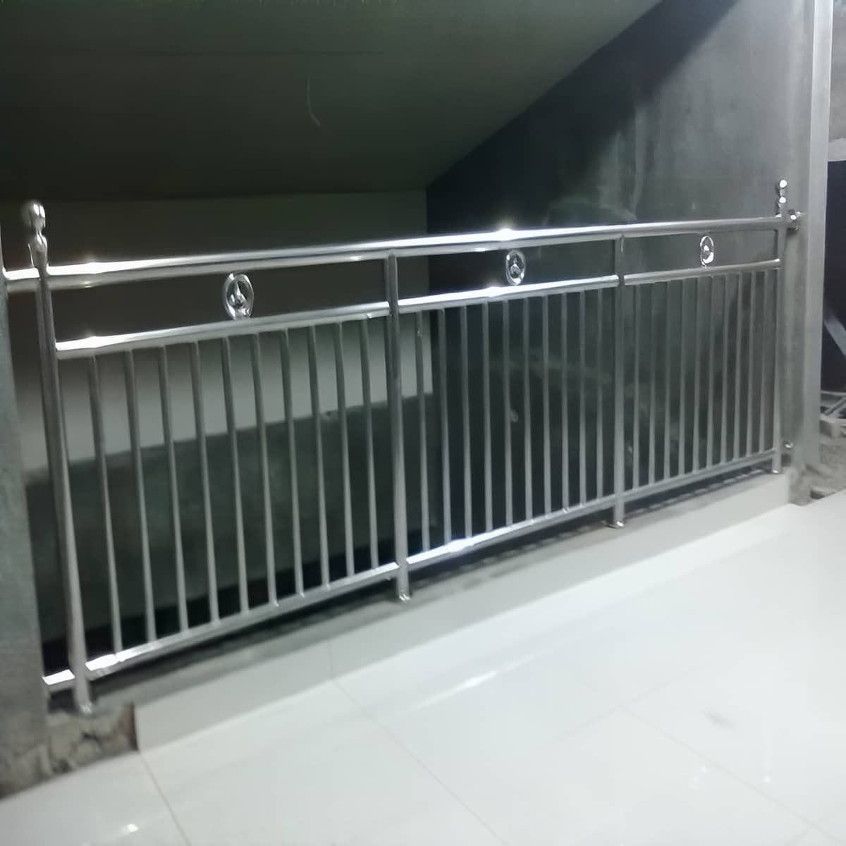 نرده استیل ضدزنگ تراس با پایه های محکم فلزی نرده استیل ضدزنگ تراس با پایه های محکم فلزی