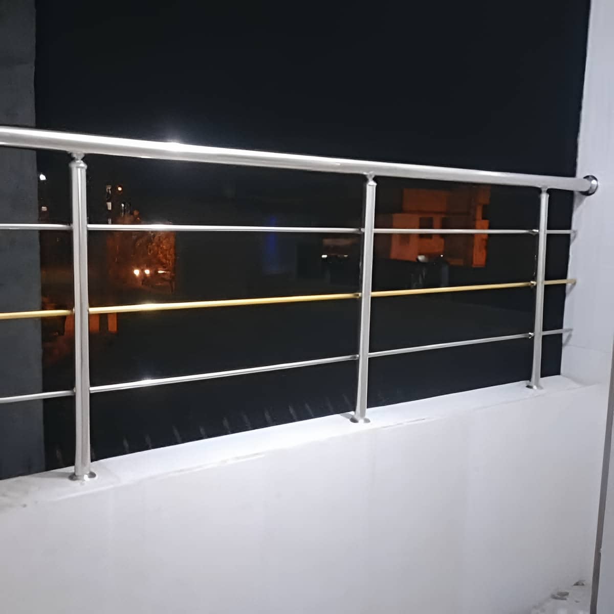 نرده استیل ضدزنگ تراس با اجرای افقی منظم نرده استیل ضدزنگ تراس با اجرای افقی منظم