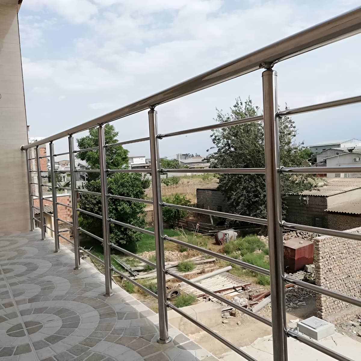 نرده استیل ضدزنگ تراس با دست انداز صاف و براق نرده استیل ضدزنگ تراس