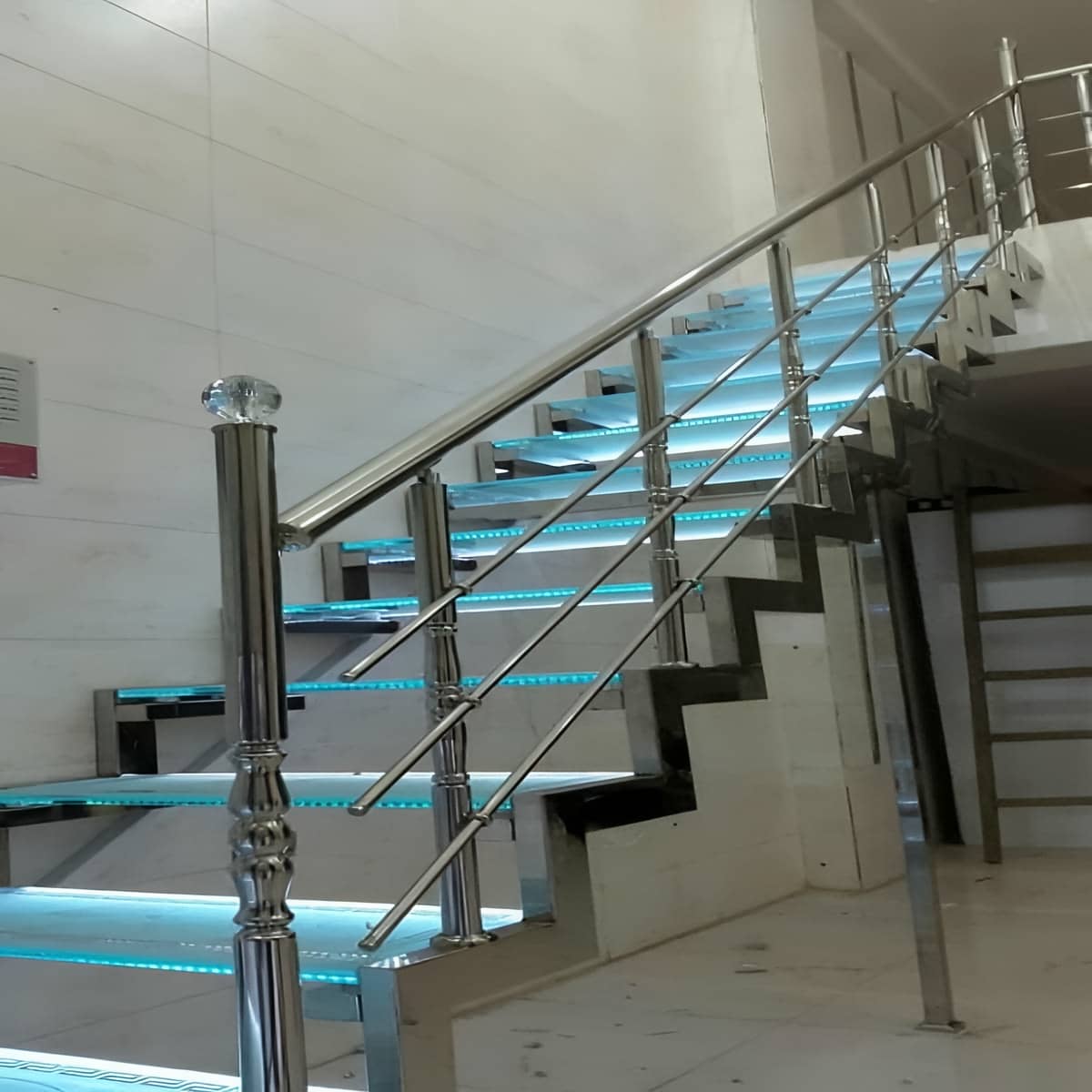 نرده استیل راه پله با خطوط افقی هماهنگ نرده استیل راه پله با خطوط افقی هماهنگ