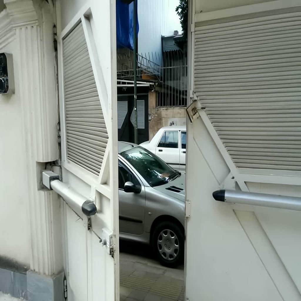 جک درب پارکینگ با پایه نصب شده روی ستون محکم نصب و راه اندازی استاندارد جک درب پارکینگ