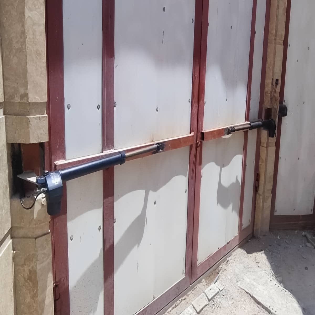 جک درب پارکینگی با موتور قدرتمند و بدنه مقاوم مشخصات فنی مهم جک درب پارکینگی و اعداد کاربردی