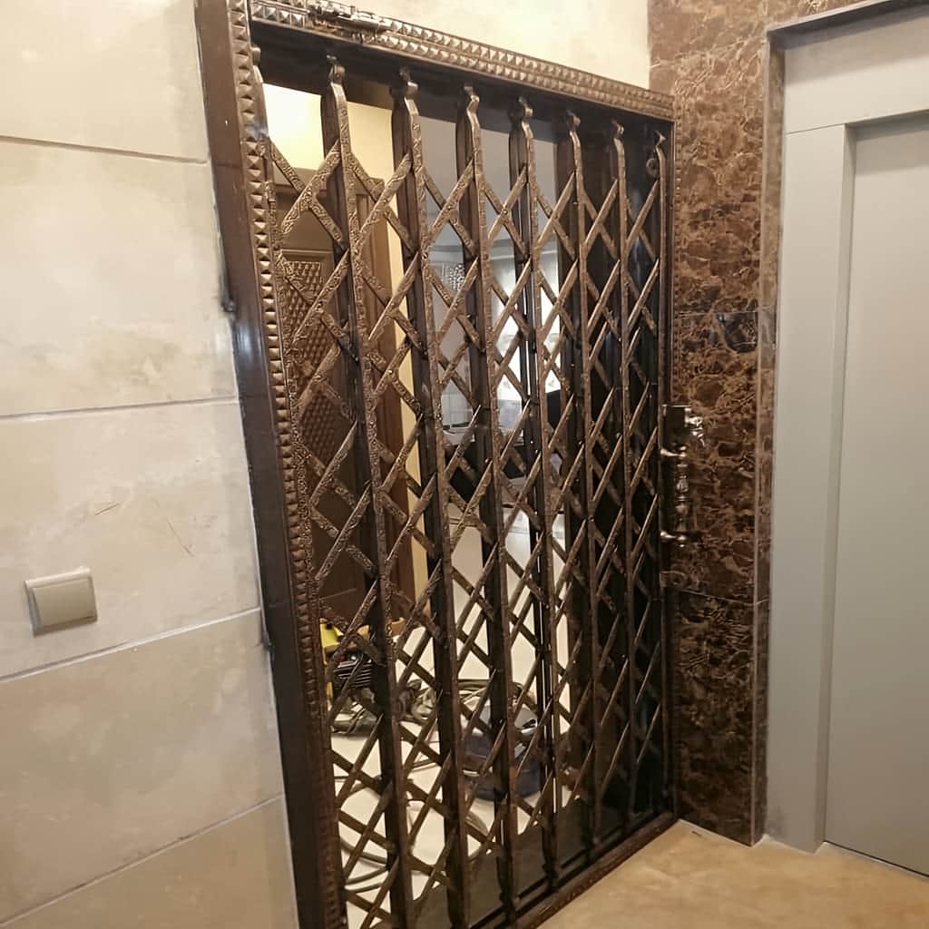 مدل ساده درب آکاردئونی پنج گل برای ورودی مسکونی