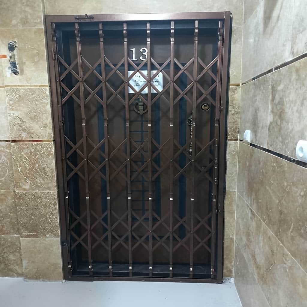 طرح ساده درب آکاردئونی سه گل برای ورودی مسکونی