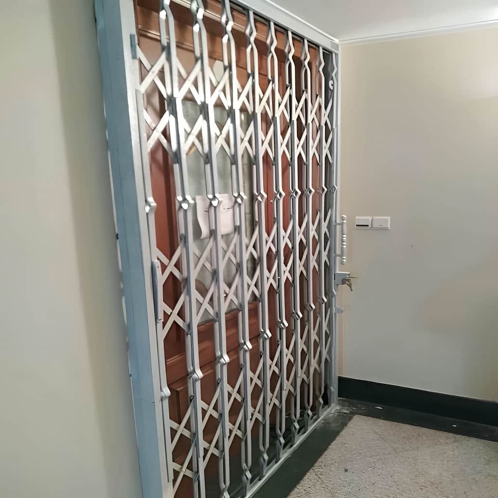 درب آکاردئونی سه گل تسمه با آرایش لوزی منظم