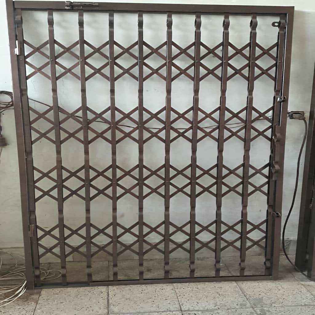 اجرای درب چهار گل لوزی با ریل بلبرینگی