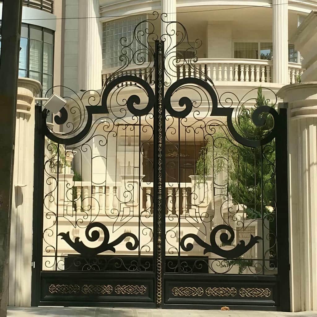درب حیاط سنگین با لولای صنعتی و قاب مقاوم