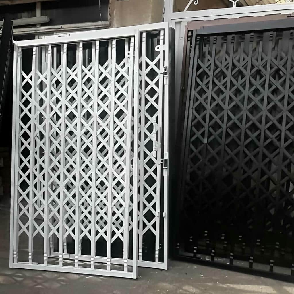 درب آکاردئونی طلایی سلطنتی با شبکه لوزی تاج‌دار