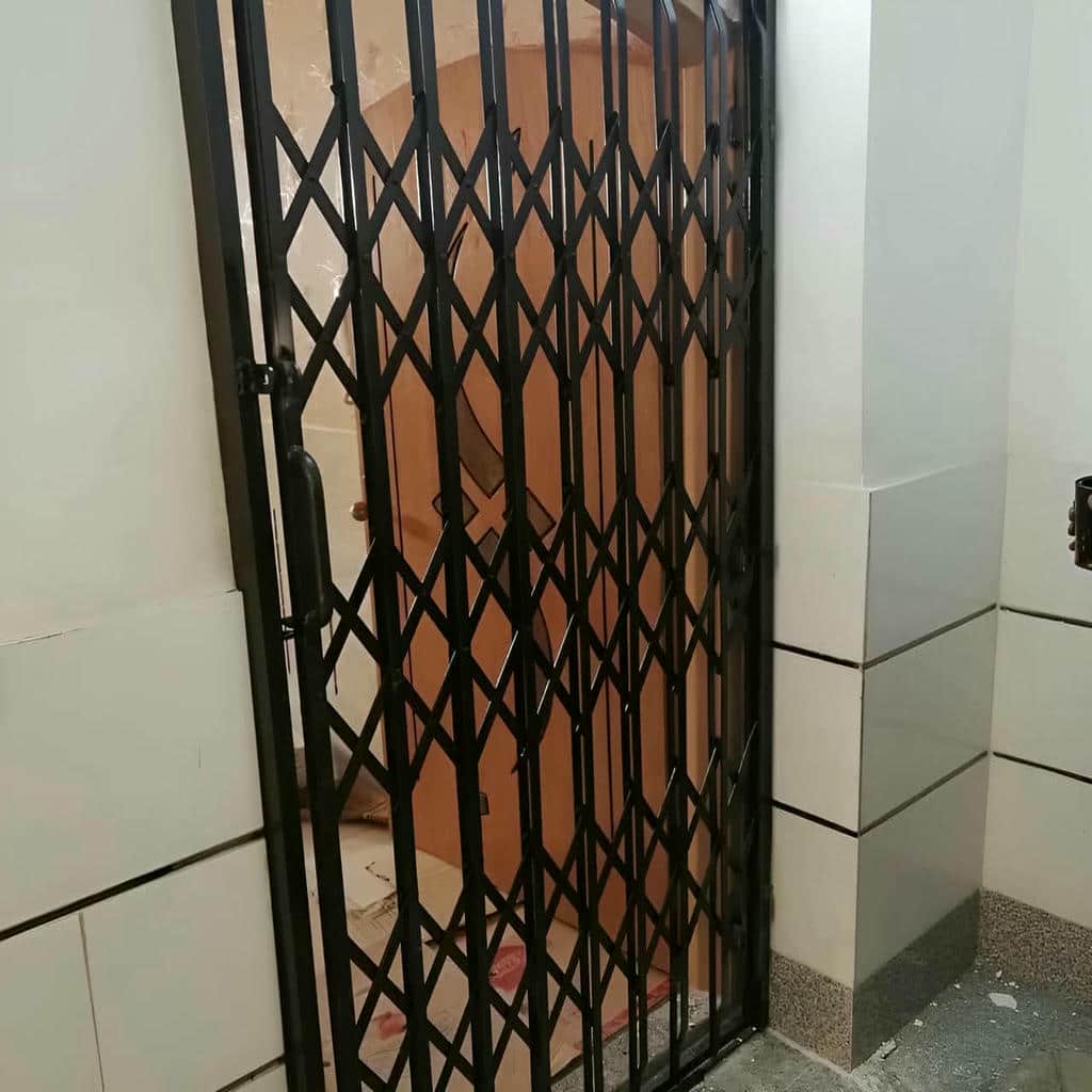 نصب درب آکاردئونی سفید طلایی روی ریل تراز