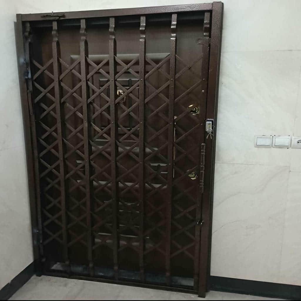 خرید درب آکاردئونی سفید طلایی با تسمه فولادی