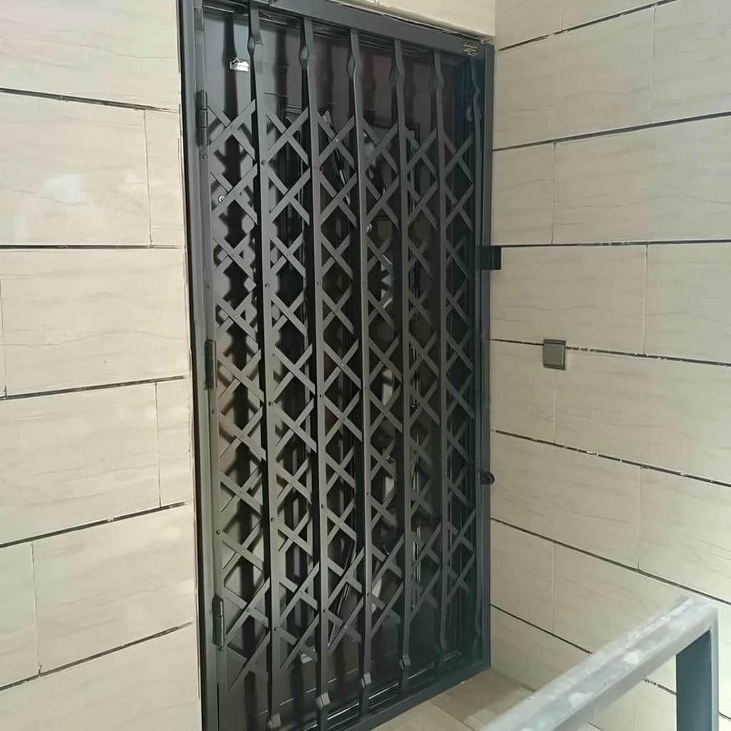 خرید درب آکاردئونی برای واحد اداری با تسمه فولادی