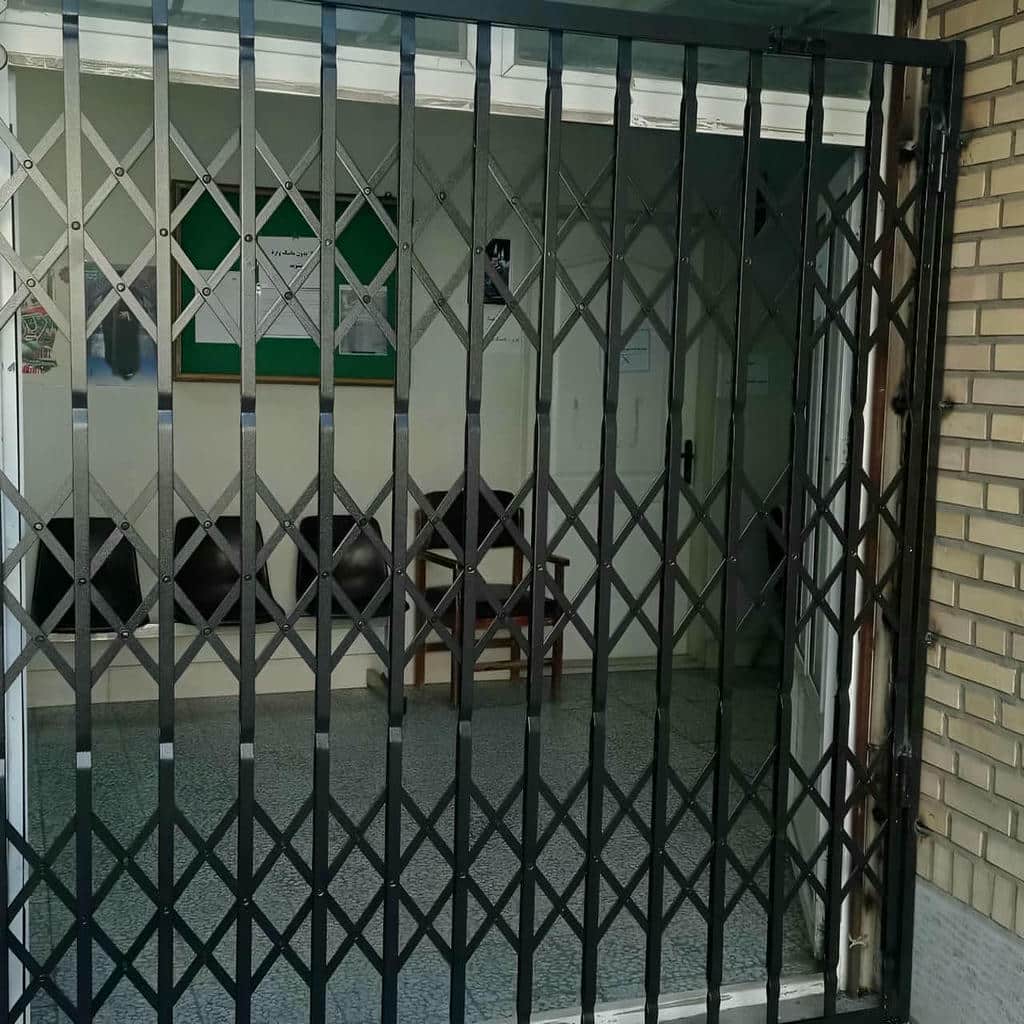 تعمیر درب آکاردئونی گل دار و تثبیت تزئینات