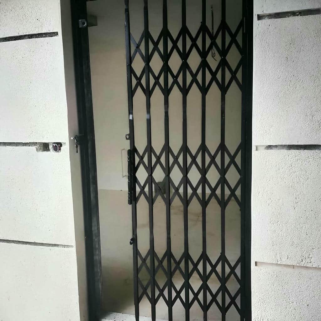 تولید درب آکاردئونی مشکی طلایی با پرچ منظم