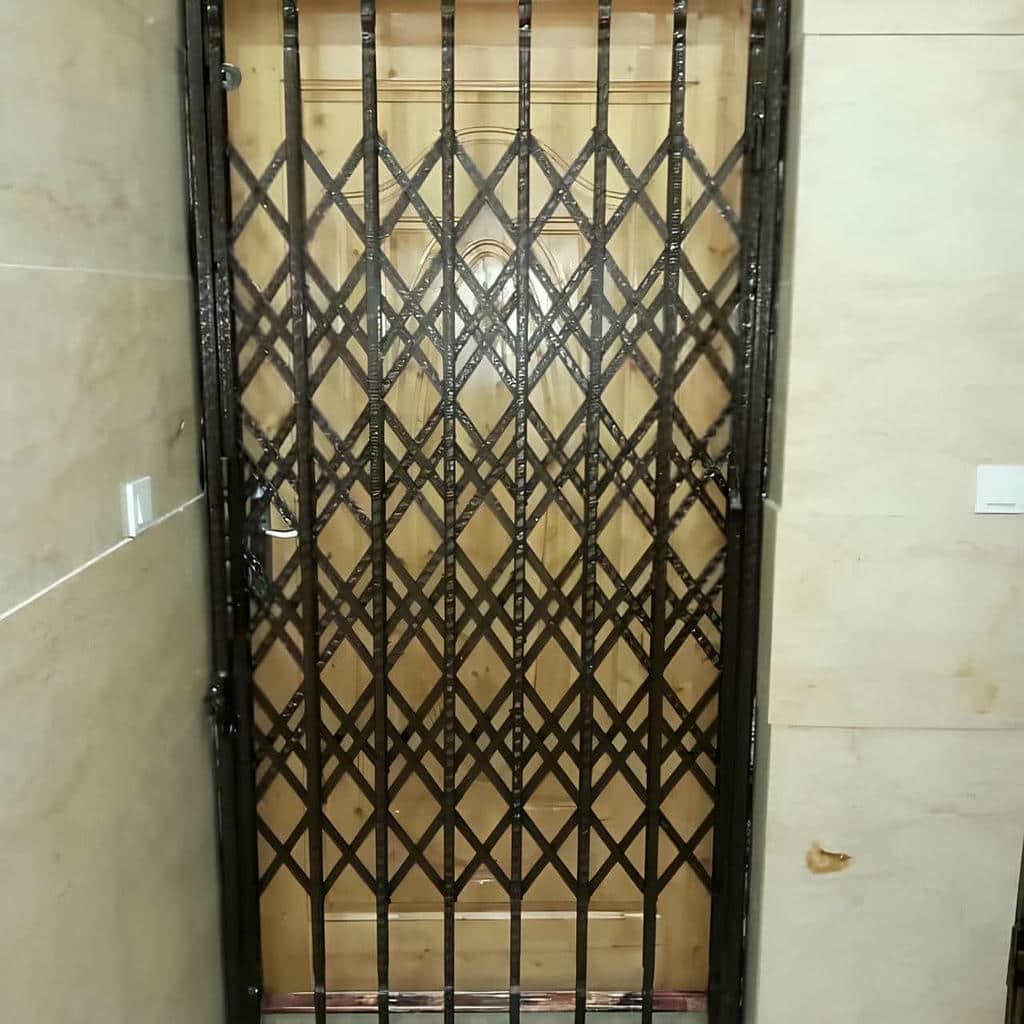 حفاظ درب آپارتمان ضد دیلم با قاب فولادی تقویتشده