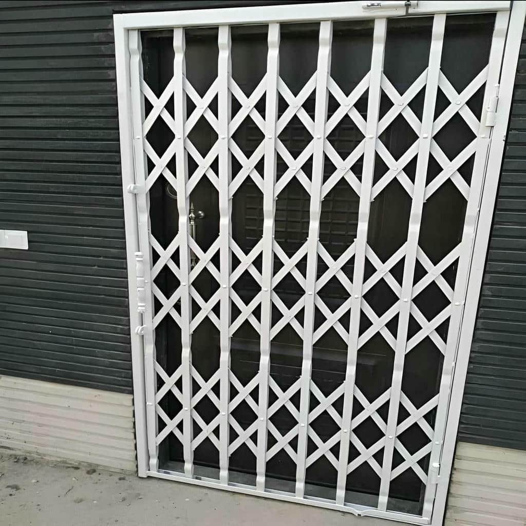 درب آکاردئونی مشکی طلایی با قاب تزئینی مقاوم