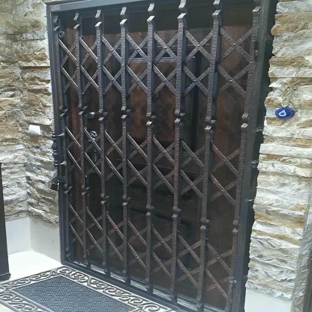 12 طرح درب آکاردئونی مشکی طلایی