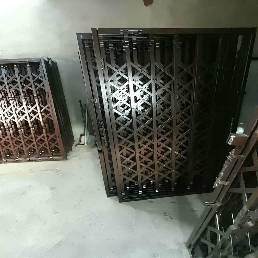 14 مدل درب آکاردئونی سلطنتی گل دار