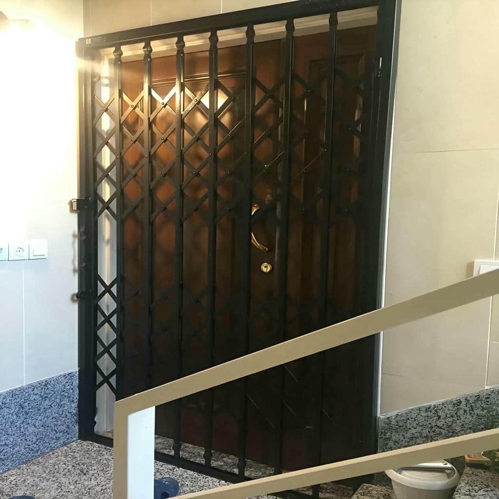 نصب درب ریلی آکاردئونی روی زیرسازی تراز