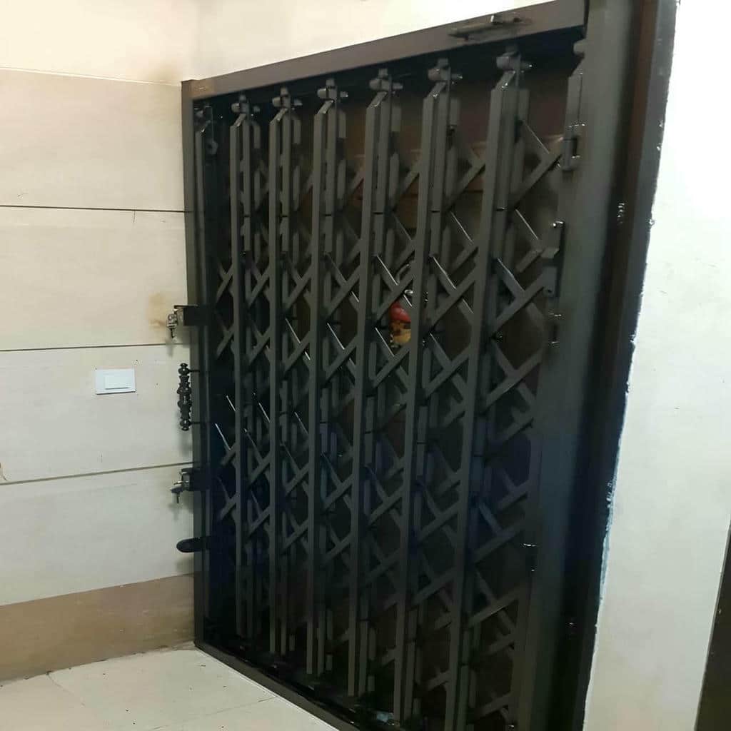 خرید درب آکاردئونی شیک قفل دار با تسمه فولادی