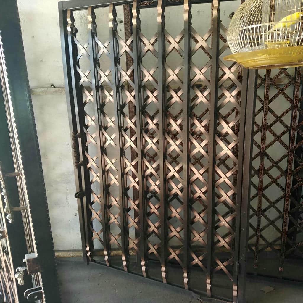 درب آکاردئونی سلطنتی گل دار با تاج فلزی مقاوم
