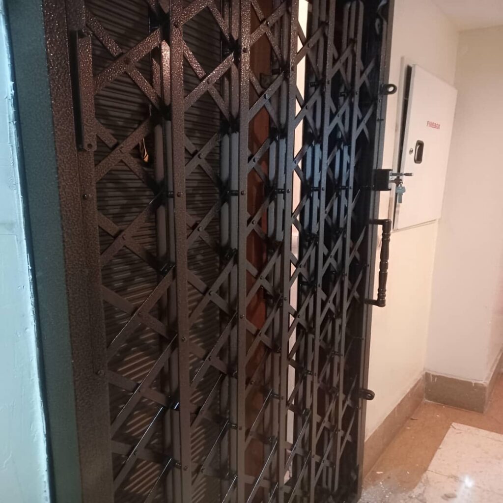 درب آکاردئونی قفل دار با ریل تقویت‌شده و حرکت روان