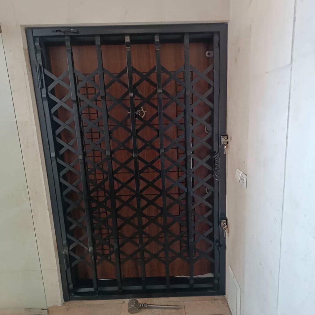 اجرای حفاظ آکاردئونی با ریل و چرخ بلبرینگی