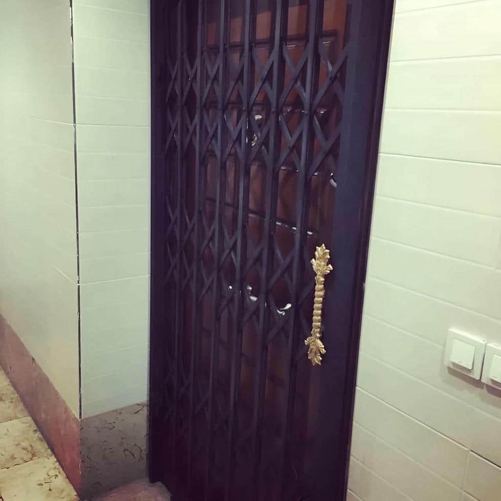 اجرای درب آکاردئونی قفل دار با ریل کاملاً تراز