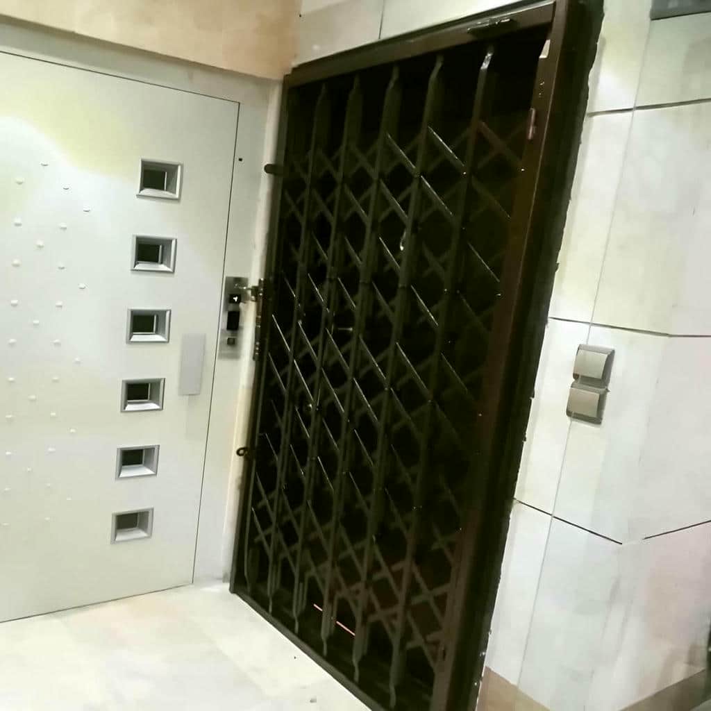 اجرای درب سلطنتی گل دار با ریل بلبرینگی