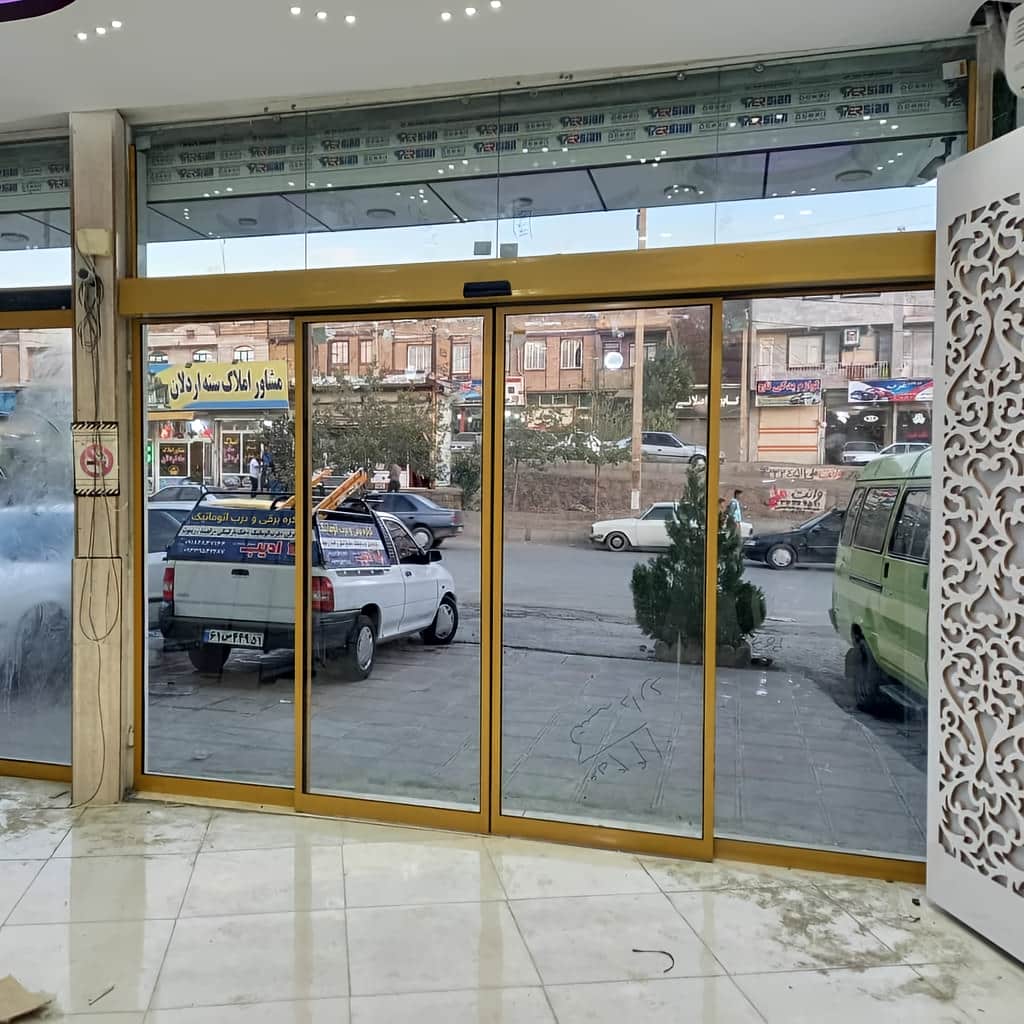 تعمیر درب شیشه‌ای اتوماتیک کشویی دو لت و تنظیم تسمه