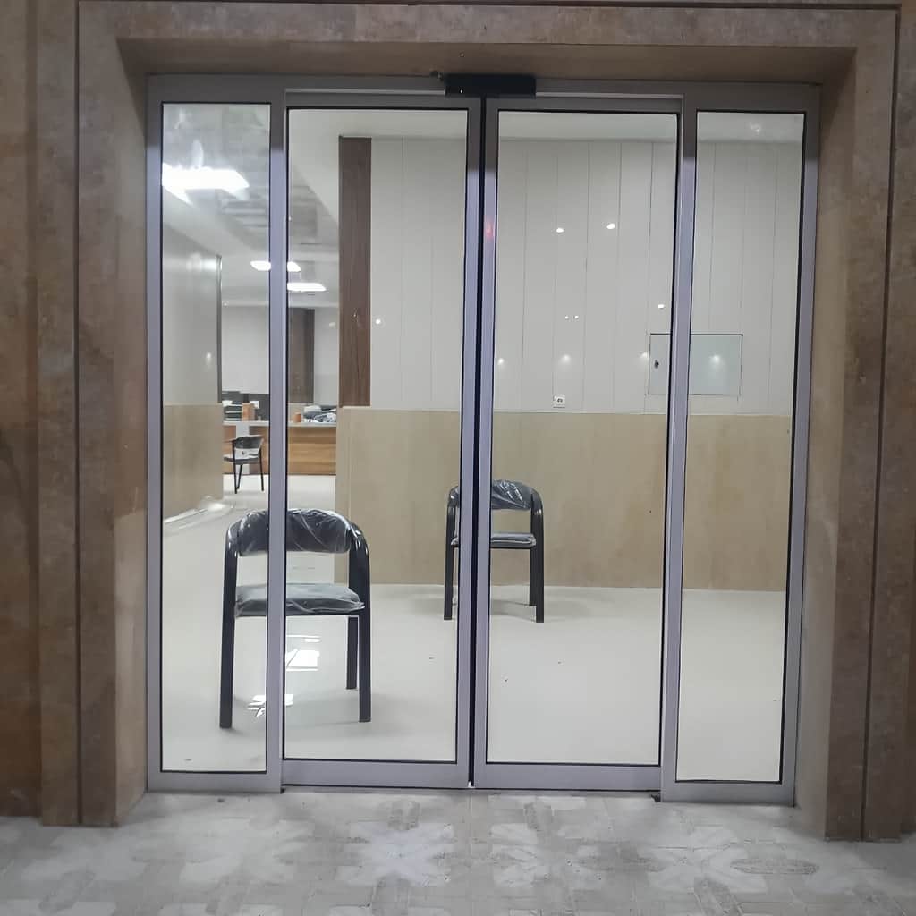 اجرای درب اتوماتیک شیشه‌ای تک‌لنگه لولایی با بازوی کششی