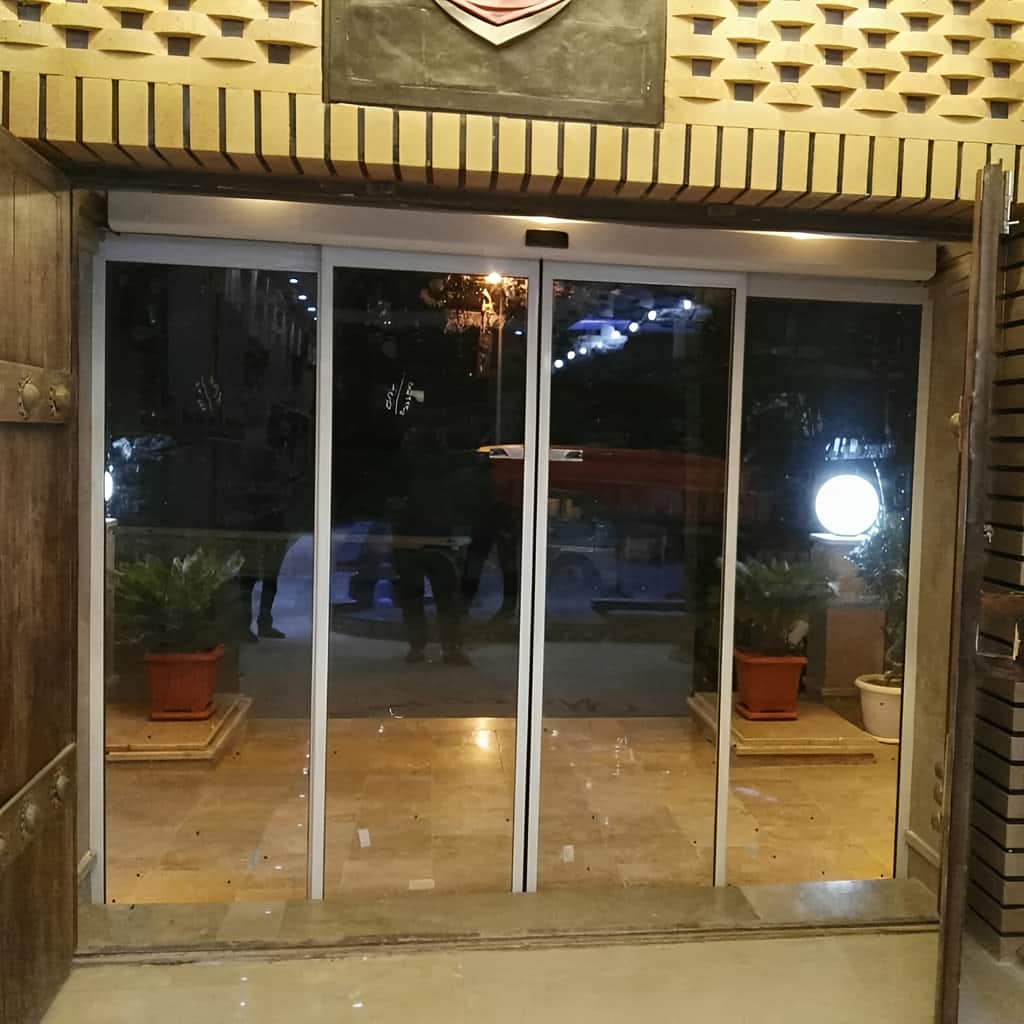 سفارش درب اتوماتیک شیشهای بانک با کارتخوان