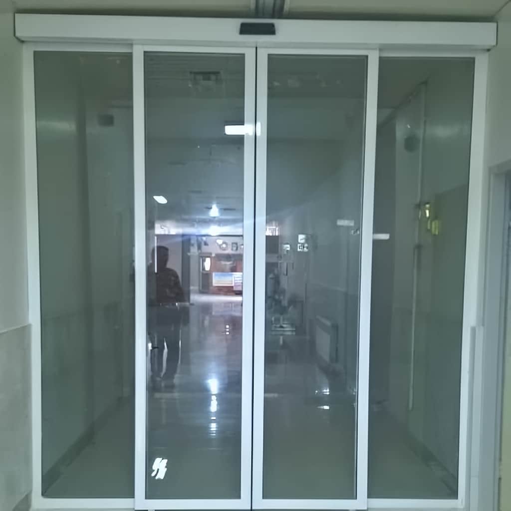نصب درب اتوماتیک شیشه‌ای گردان لابی روی کف تراز
