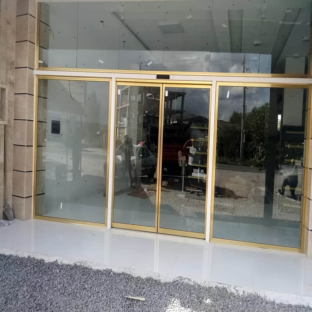 نصب درب شیشه‌ای سکوریت اتوماتیک ورودی روی ریل تراز