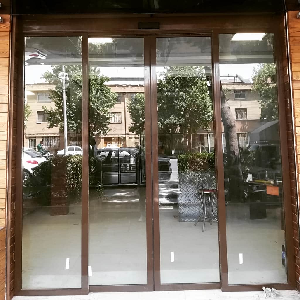 ساخت درب اتوماتیک شیشه‌ای مدرن فریم مشکی دولنگه