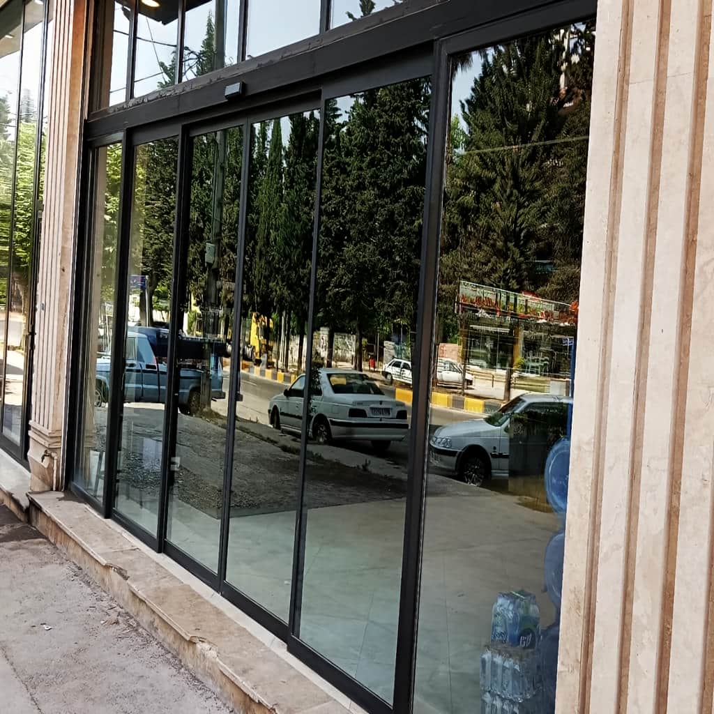 خرید درب اتوماتیک شیشه‌ای فریم‌لس سکوریت با اپراتور متناسب