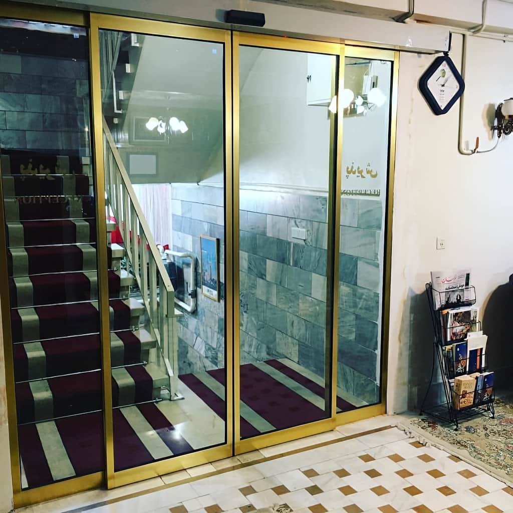 تولید درب اتوماتیک شیشه‌ای تک‌لنگه لولایی فریم‌دار