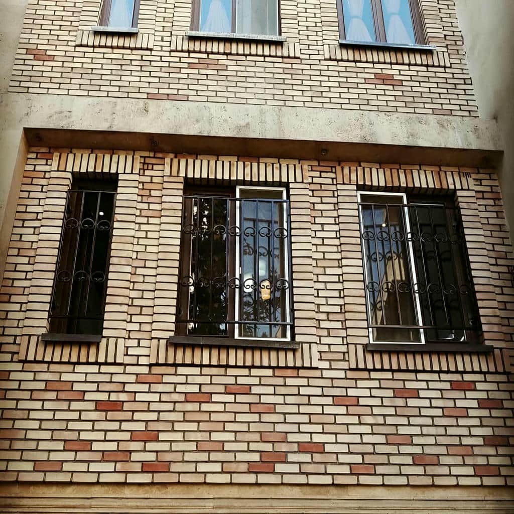 نصب حفاظ پنجره آپارتمان طبقات پایین روی شاسی
