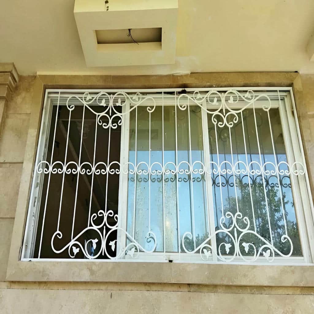 نرده پنجره فلزی شاسی دار مدل میله عمودی
