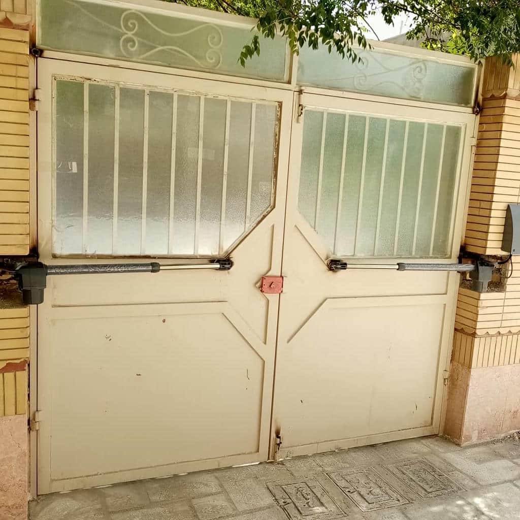خدمات جک بازویی درب پارکینگ دو لنگه با تست ایمنی