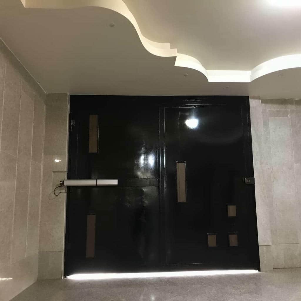 اجرای درب پارکینگ جک دار بازویی با توقف نرم