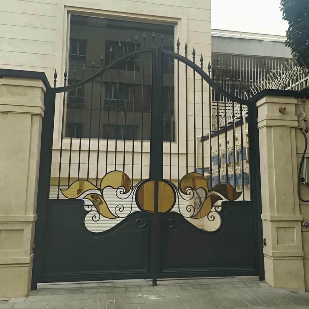 اجرای درب کشویی باغ با زهکشی مسیر ریل
