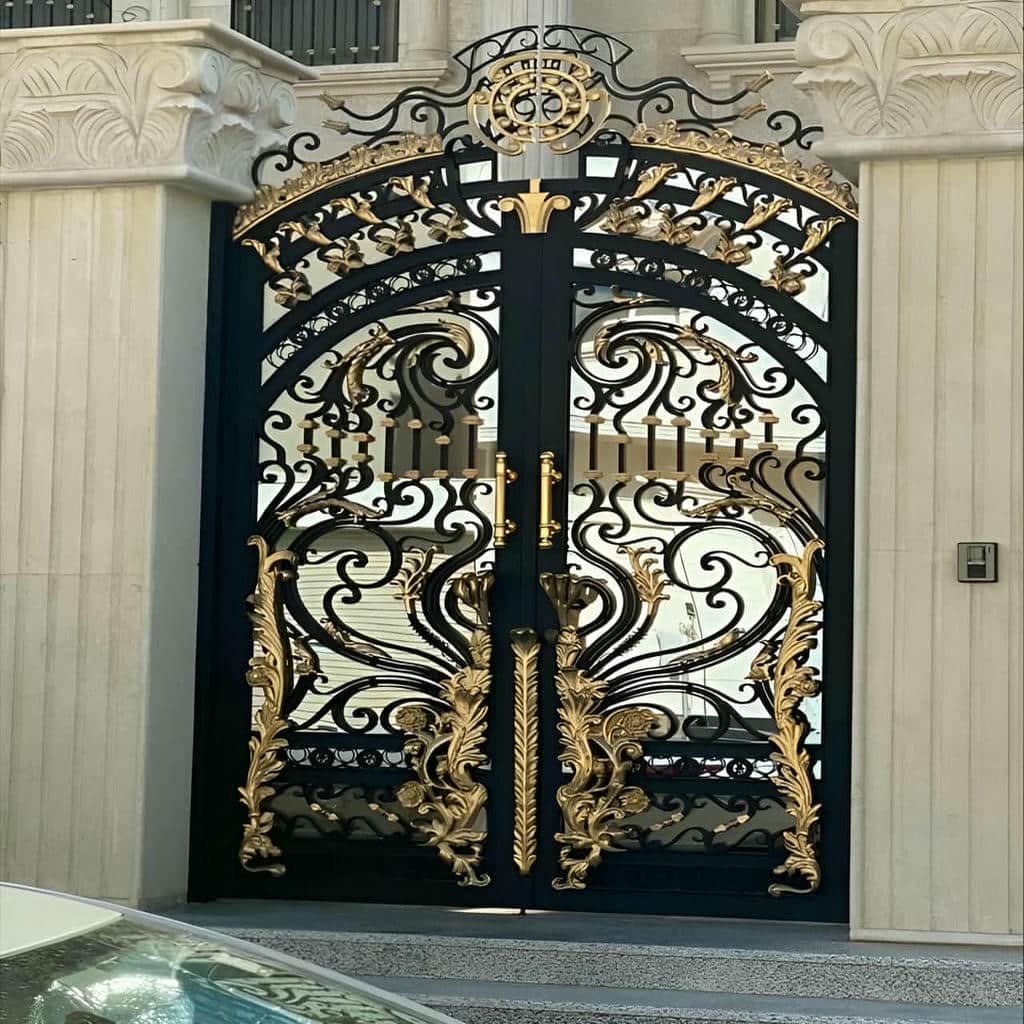 اجرای درب مدرن پنل مشبک با کلاف مقاوم