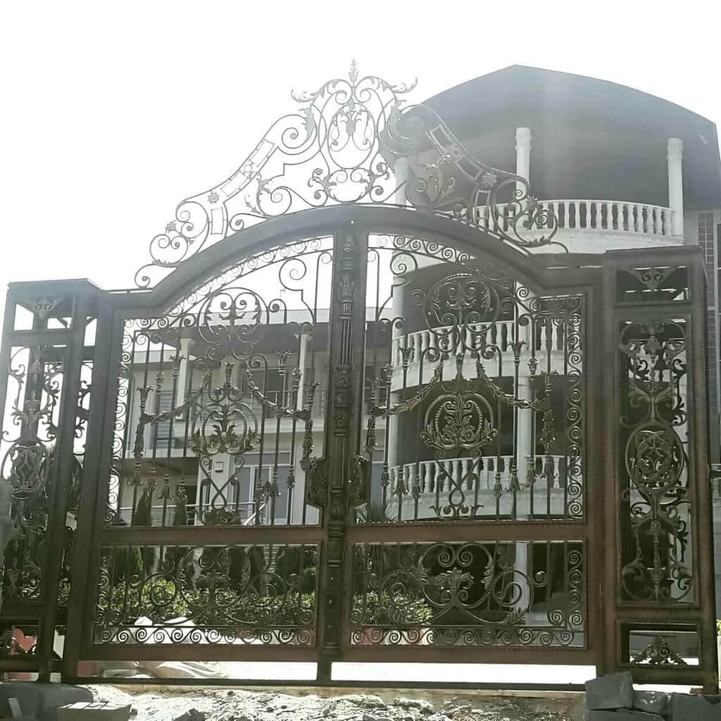 نصب درب پارکینگ CNC با قاب تراز
