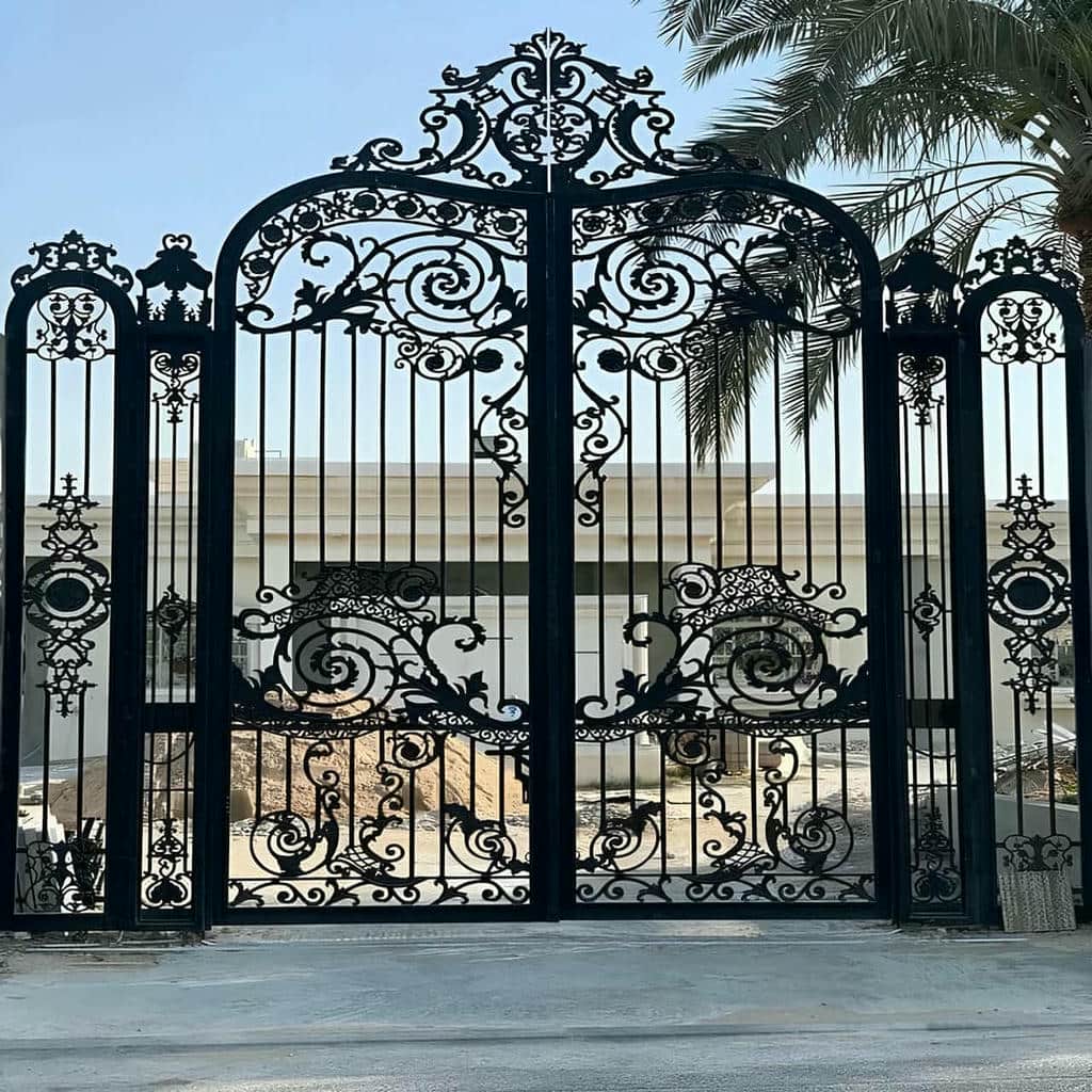 اجرای درب مدرن در قاب سنگی با درزبندی دقیق