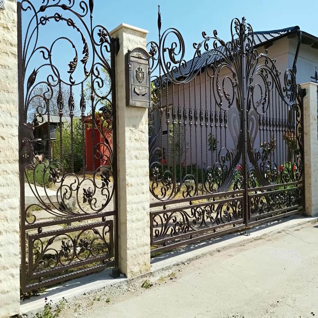 سفارش درب حیاط بزرگ پارکینگ با ابعاد اختصاصی