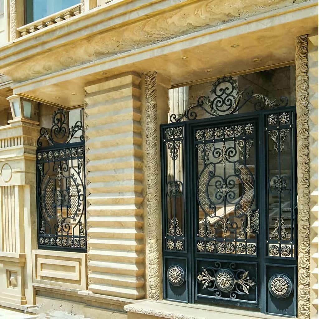 اجرای درب حیاط هندسی با چهارچوب شاقول