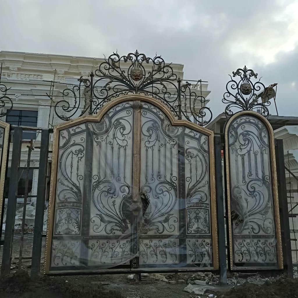 خرید درب ساختمان فرفورژه گل دار با لولای تقویتی