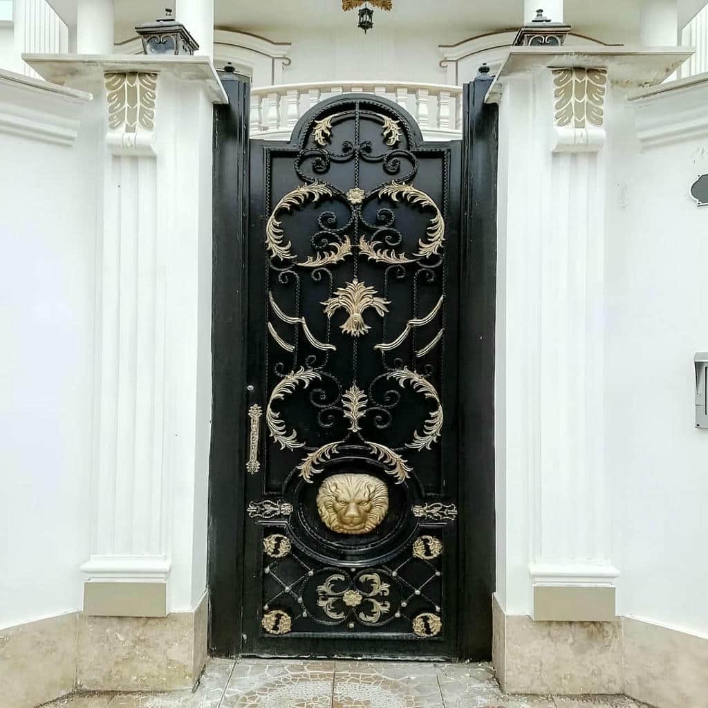 اجرای درب حیاط پانل دار با رگلاژ دقیق